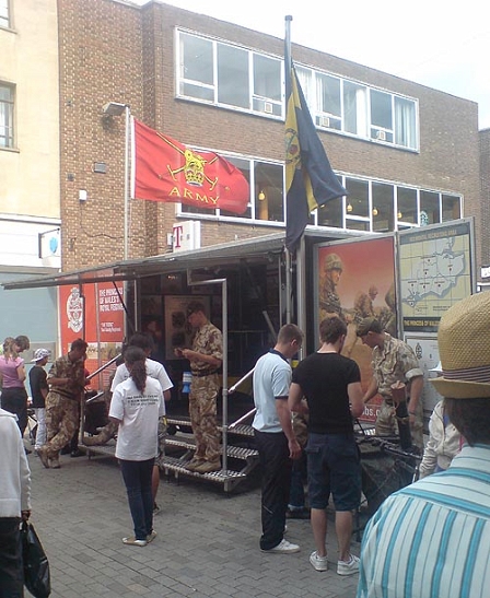 © Robert Rotifer Informationsstand des Prince of Wales Royal Regiment mit interessierten Jugendlichen